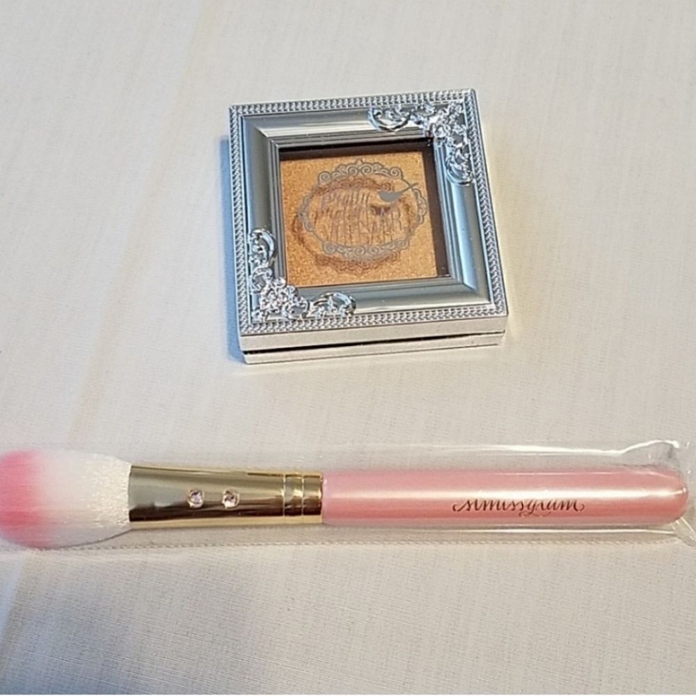 Pretty Vulgar Highlighter and‎ Slmissglam Brush